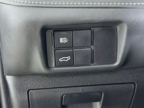 Used 2022 Toyota Highlander XLE AWD/4WD image 11