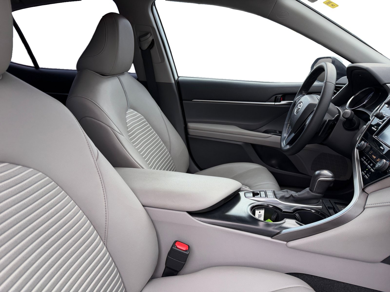 Used 2020 Toyota Camry SE w/ Carpet Mat Package FWD image 15