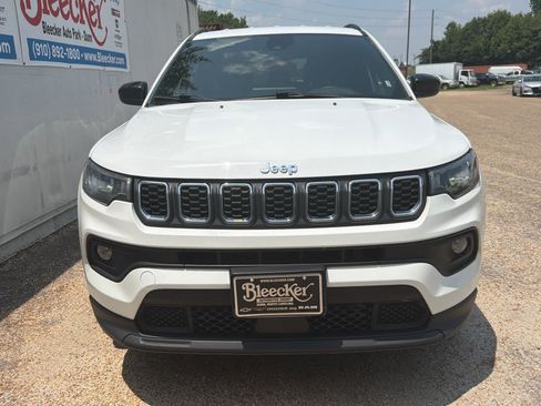 Used 2024 Jeep Compass Latitude AWD/4WD image 5