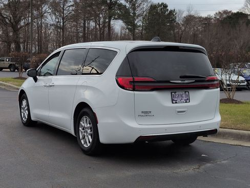 Used 2023 Chrysler Pacifica Touring-L image 7