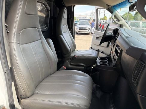Used 2017 Chevrolet Express 2500 RWD image 18