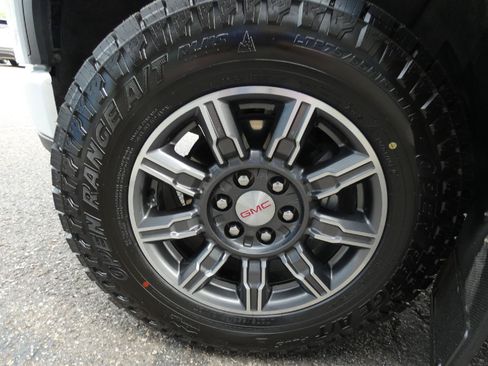 Certified 2024 GMC Sierra 1500 AT4 w/ Technology Package AWD/4WD image 8