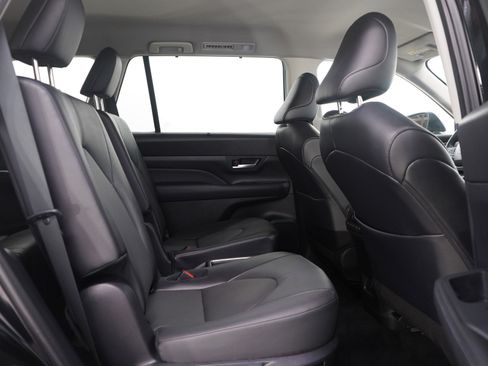 Used 2025 Toyota Grand Highlander AWD image 13