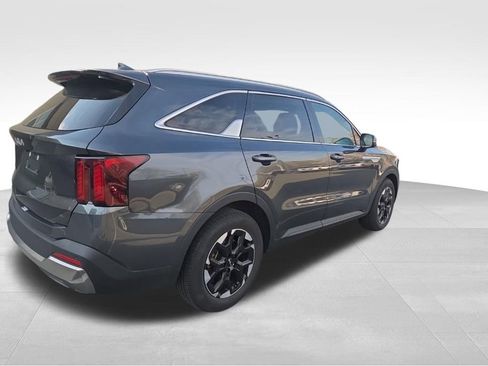 Used 2024 Kia Sorento S image 3