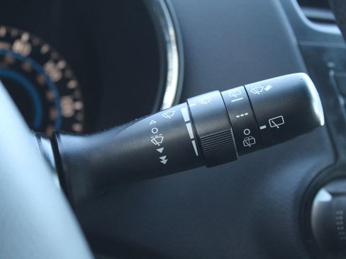 Used 2011 Toyota Highlander Hybrid w/ Cold Weather Pkg image 30