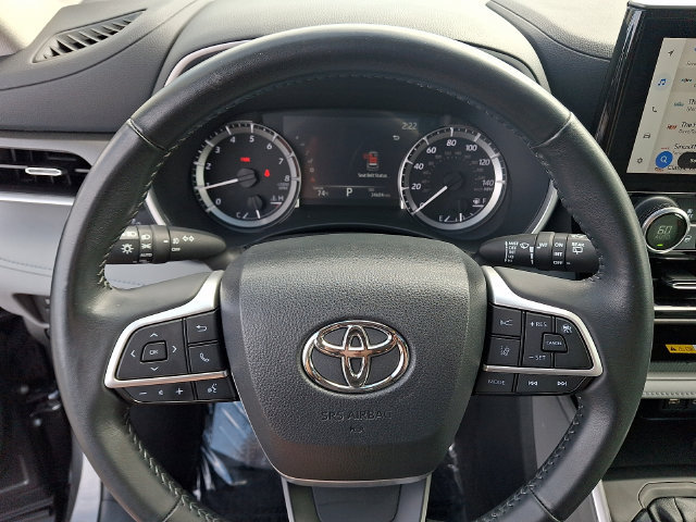 Used 2023 Toyota Highlander XLE AWD/4WD image 14