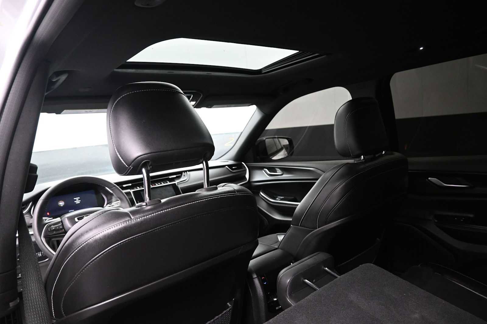 Used 2023 Jeep Grand Cherokee L Laredo AWD/4WD image 15