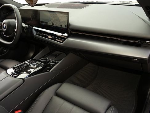 Used 2024 BMW 530i xDrive w/ Premium Package image 5