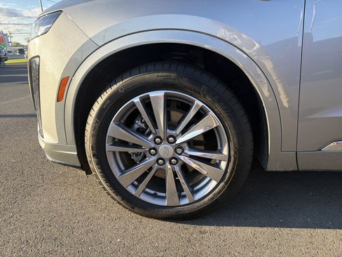 Used 2025 Cadillac XT6 Premium Luxury image 9