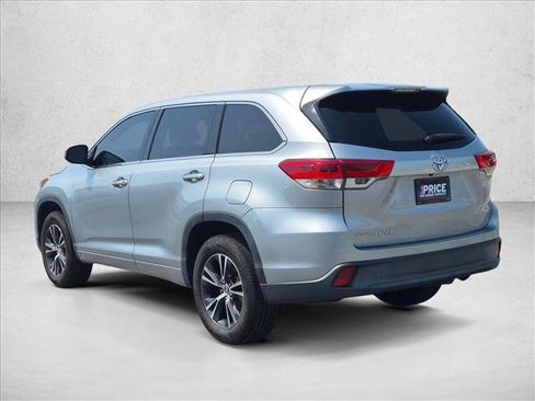 Used 2018 Toyota Highlander LE FWD image 7