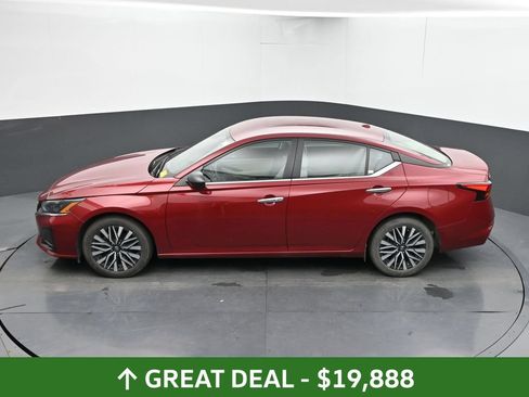 Used 2025 Nissan Altima 2.5 SV FWD image 42