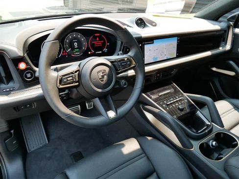 New 2025 Porsche Cayenne Turbo image 4