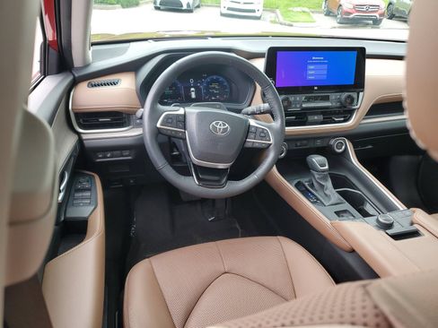 Certified 2024 Toyota Grand Highlander AWD image 11