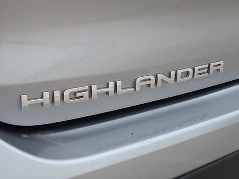 Used 2023 Toyota Highlander XLE FWD image 11