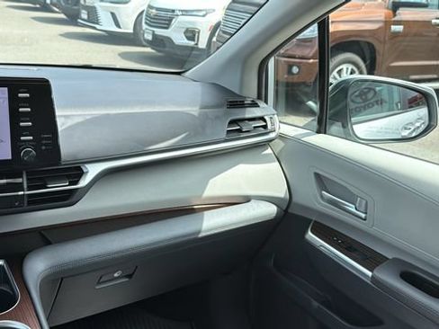 Used 2024 Toyota Sienna XLE AWD/4WD image 18