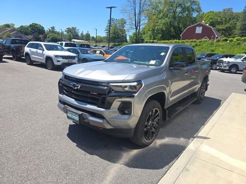 Used 2024 Chevrolet Colorado Z71 w/ Z71 Convenience Package 2 AWD/4WD image 3