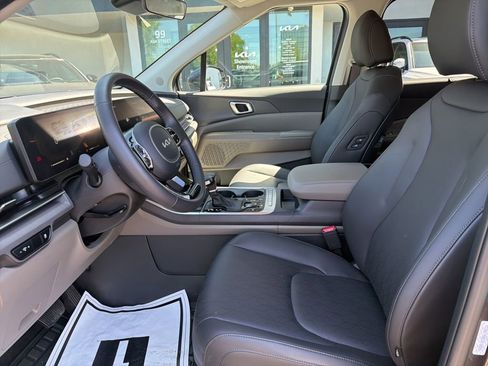 Used 2025 Kia Carnival EX FWD image 25