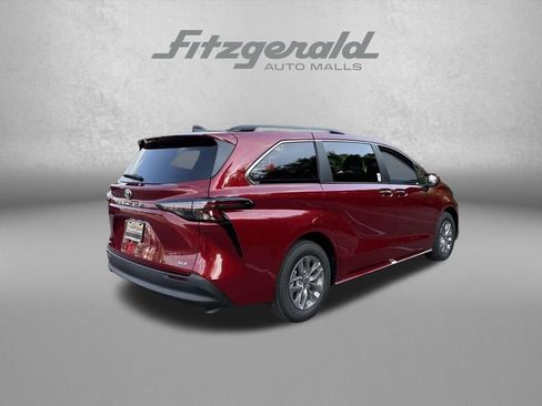 Used 2026 Toyota Sienna XLE AWD/4WD image 7