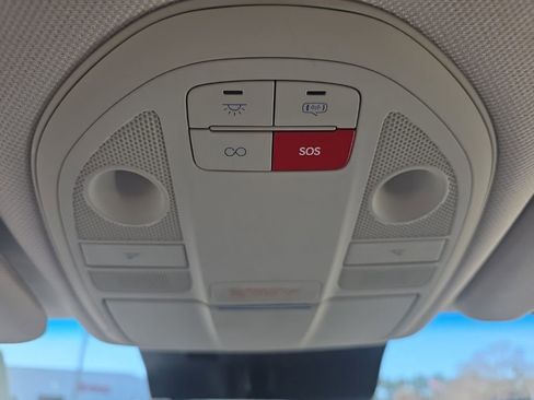 Used 2025 Genesis G70 2.5T image 33