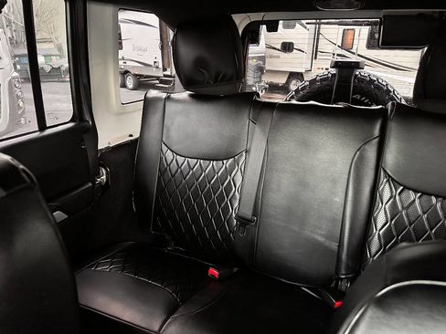 Used 2016 Jeep Wrangler Unlimited Sahara w/ Connectivity Group image 31