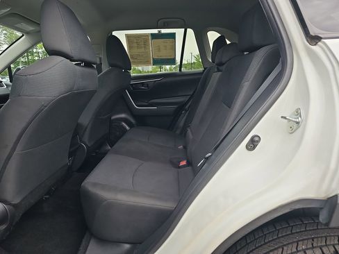 Used 2021 Toyota RAV4 LE FWD image 18