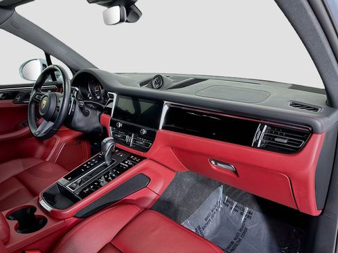 Certified 2023 Porsche Macan AWD/4WD image 31