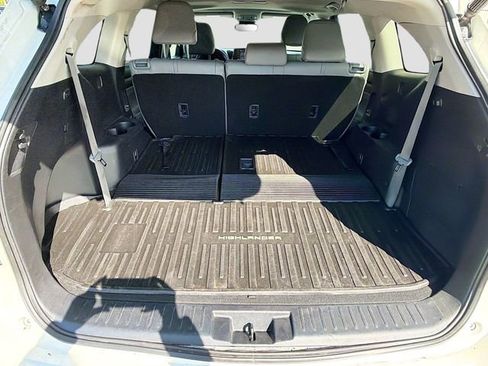 Used 2020 Toyota Highlander XLE AWD/4WD image 23