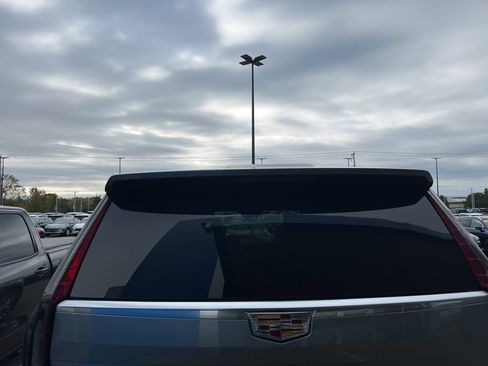 Used 2024 Cadillac Escalade ESV Premium Luxury image 12