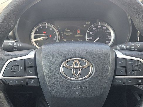 Used 2023 Toyota Highlander L FWD image 16