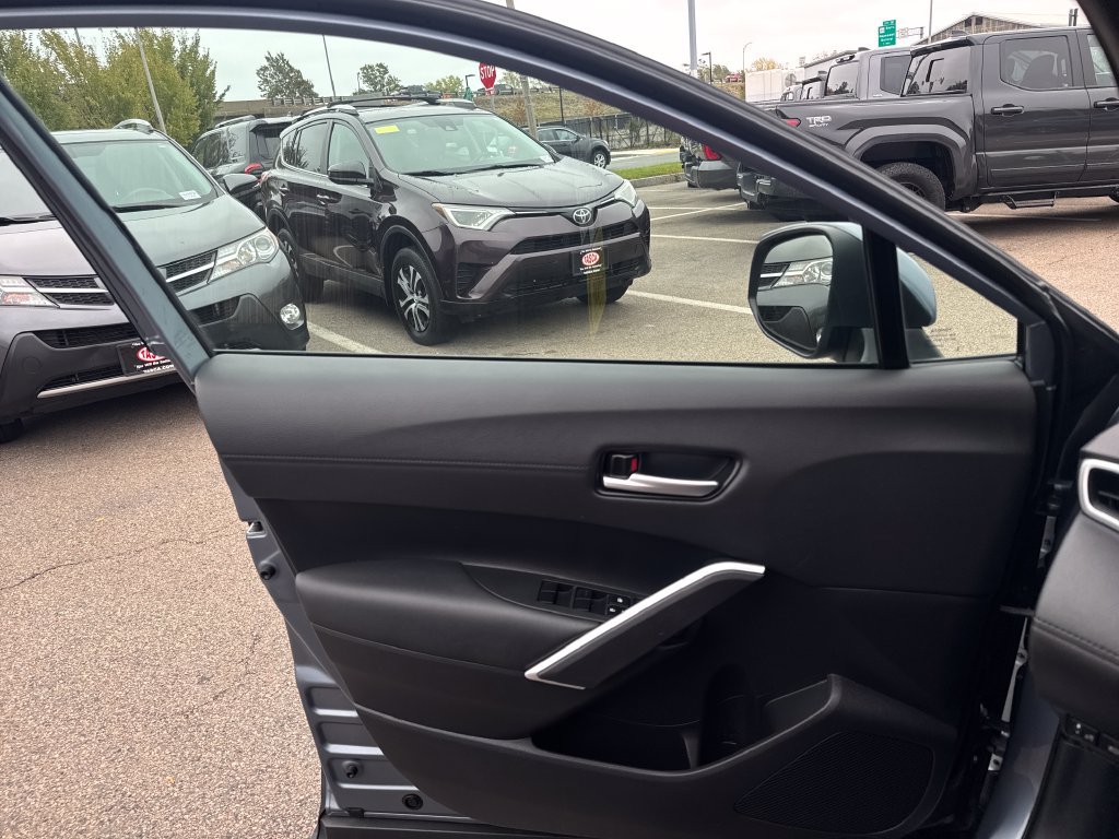 Used 2022 Toyota Corolla Cross XLE w/ Convenience Package AWD/4WD image 32