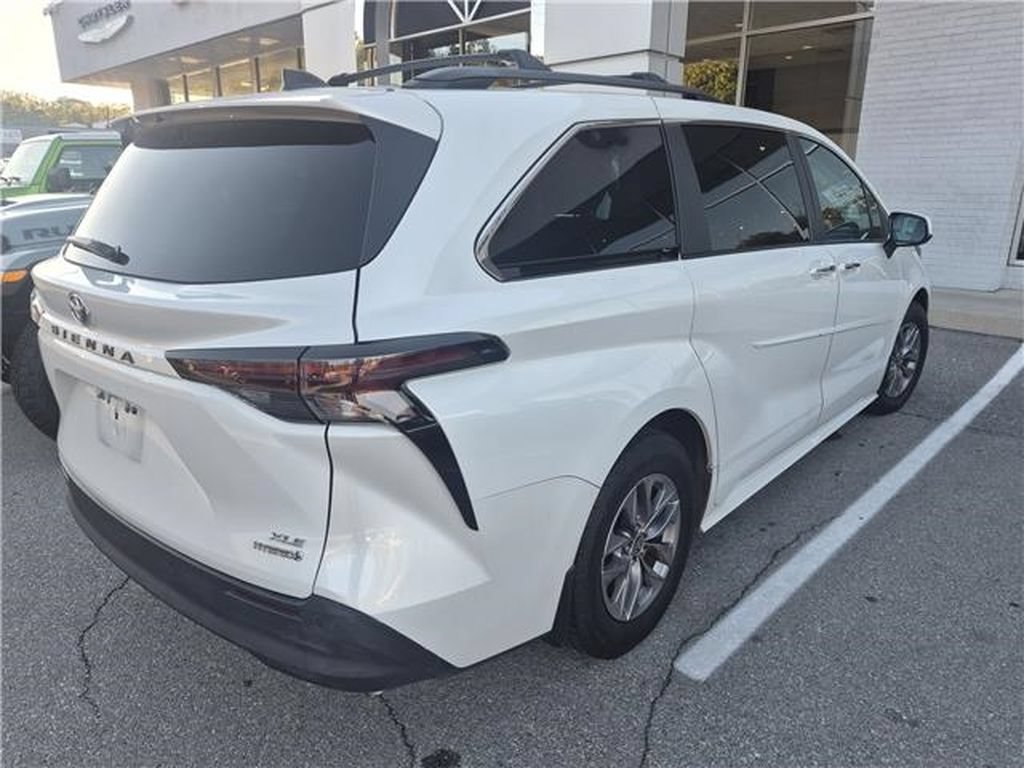 Used 2023 Toyota Sienna XLE FWD image 2