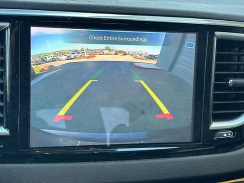 Used 2023 Chrysler Pacifica Touring-L image 22