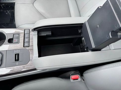 Used 2021 Toyota Highlander Limited image 23