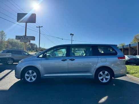 Used 2011 Toyota Sienna image 8