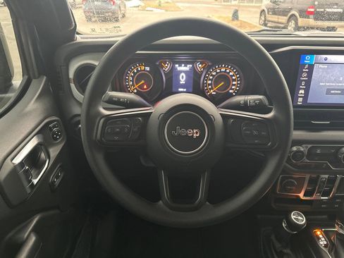 Used 2025 Jeep Gladiator Sport image 18
