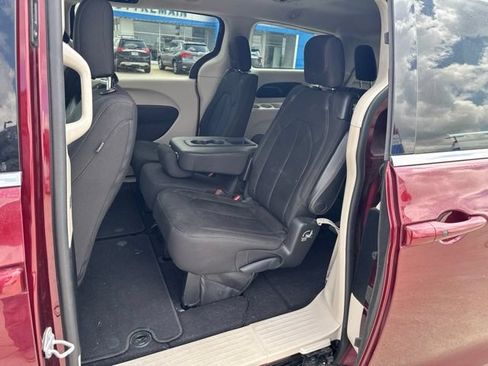 Used 2017 Chrysler Pacifica Touring FWD image 4