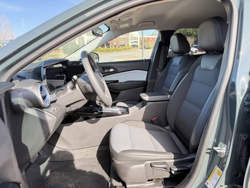 Used 2025 Chevrolet Trax LT image 13