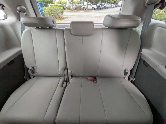 Used 2017 Toyota Sienna XLE Premium FWD image 17