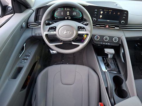 Used 2025 Hyundai Elantra SE FWD image 11