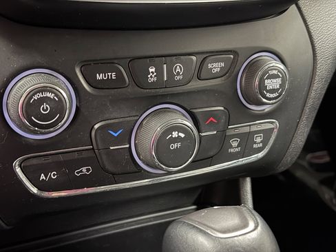 Used 2019 Jeep Cherokee Latitude Plus image 18