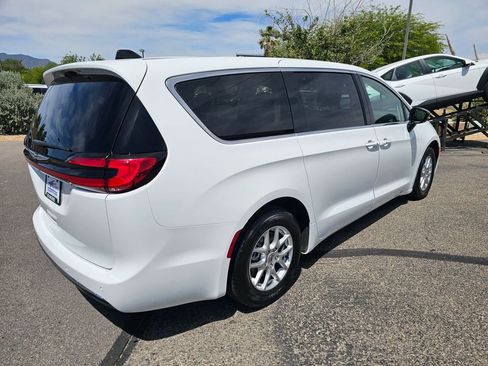 Used 2024 Chrysler Pacifica Touring-L FWD image 5