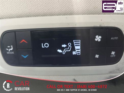 Used 2024 Chrysler Pacifica Touring-L FWD image 38