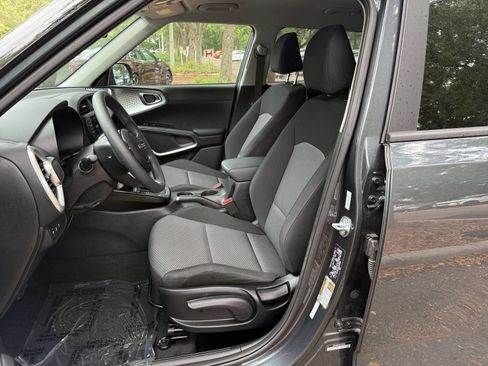 Used 2025 Kia Soul LX w/ LX Technology Package FWD image 33