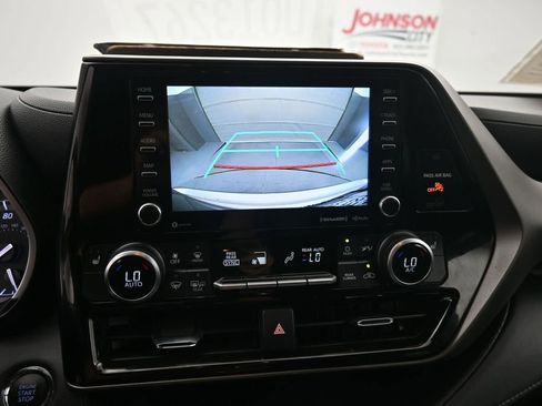 Used 2022 Toyota Highlander XLE AWD/4WD image 15