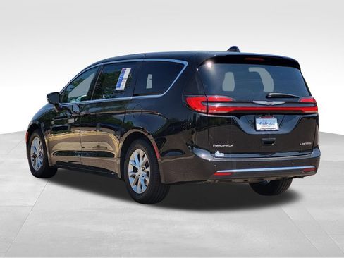 Used 2026 Chrysler Pacifica Limited FWD image 8