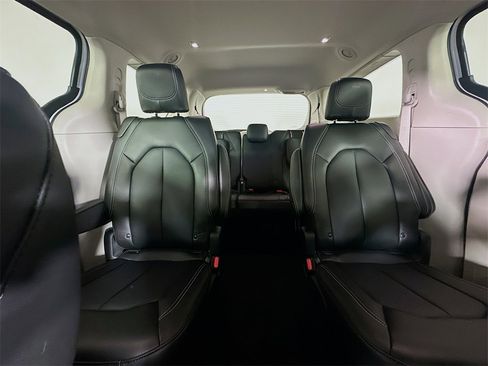 Used 2024 Chrysler Pacifica Touring-L image 13