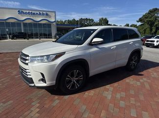 Used 2018 Toyota Highlander LE FWD video 1