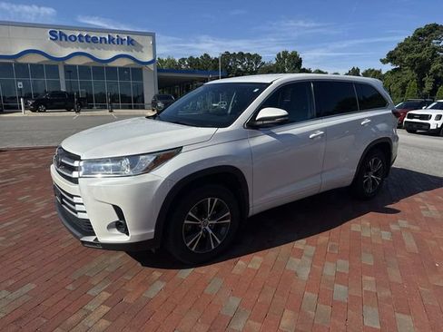 Used 2018 Toyota Highlander LE FWD image 1