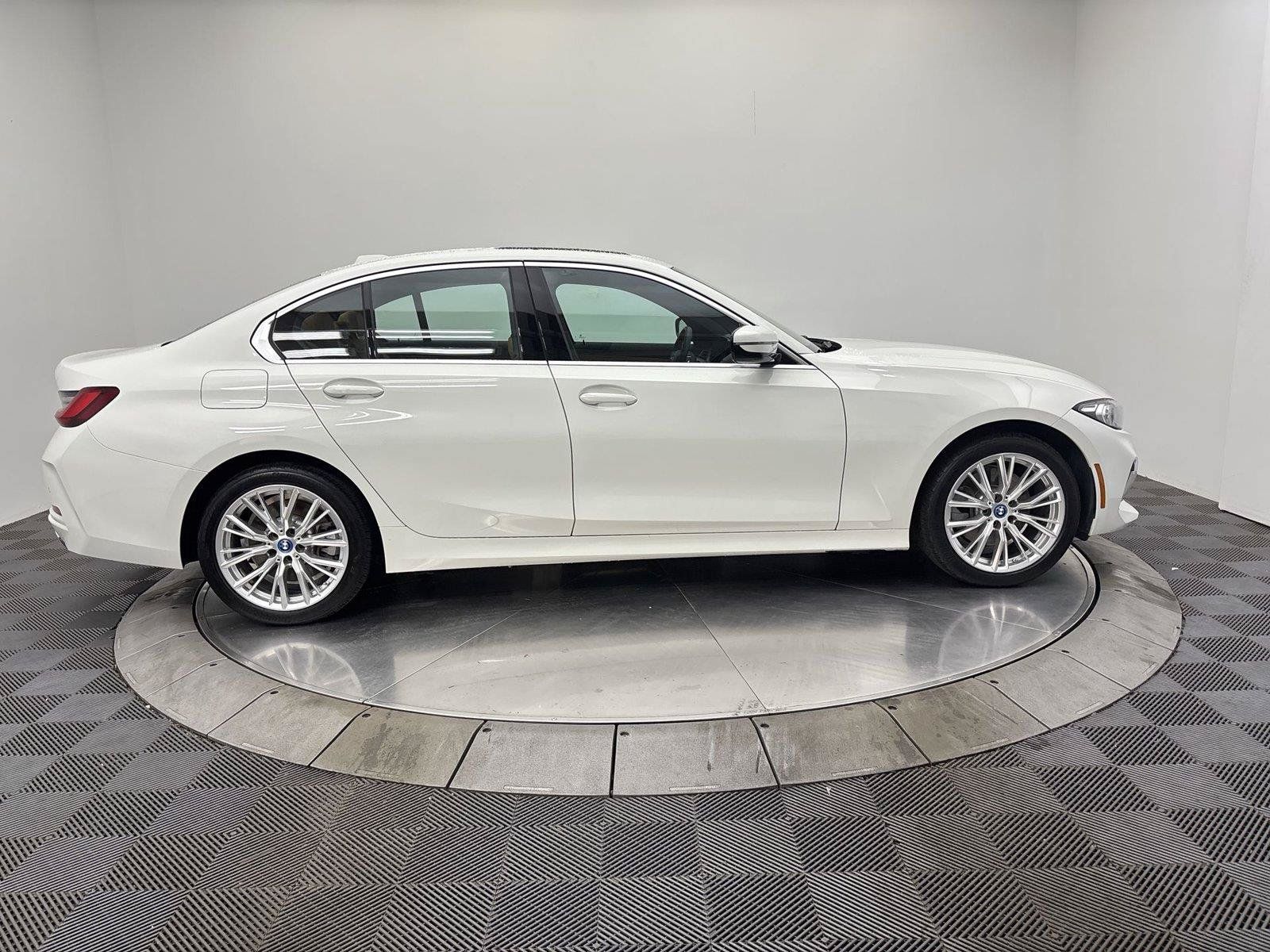 Used 2024 BMW 330e w/ Convenience Package RWD image 17