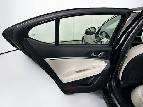 Used 2025 Genesis G70 2.5T image 26